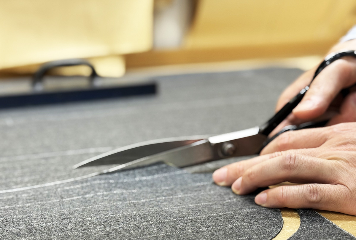 フルオーダーメイドスーツ　テーラーダンディ　ビスポークスーツのカッティングの様子