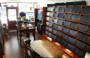 フルオーダースーツ大阪 テーラーダンディの店内 ゼニア ロロピアーナの服地