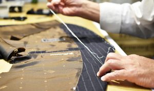 職人のお仕立ての様子　針と糸　テーラーダンディ大阪