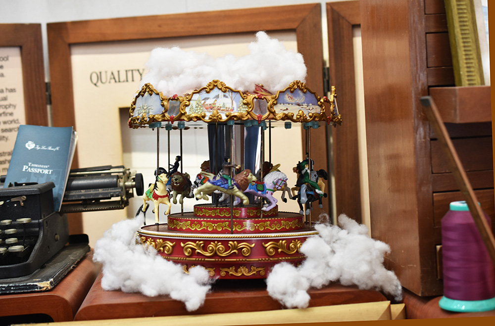 テーラーダンディ大阪のウィンドウ メリーゴーランド