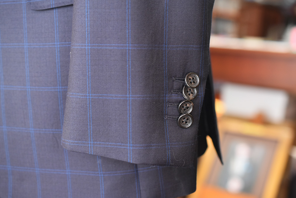ゼニアのトロフェオカシミアで仕立てたフルオーダーメイドスーツ袖口部分 テーラーダンディ大阪